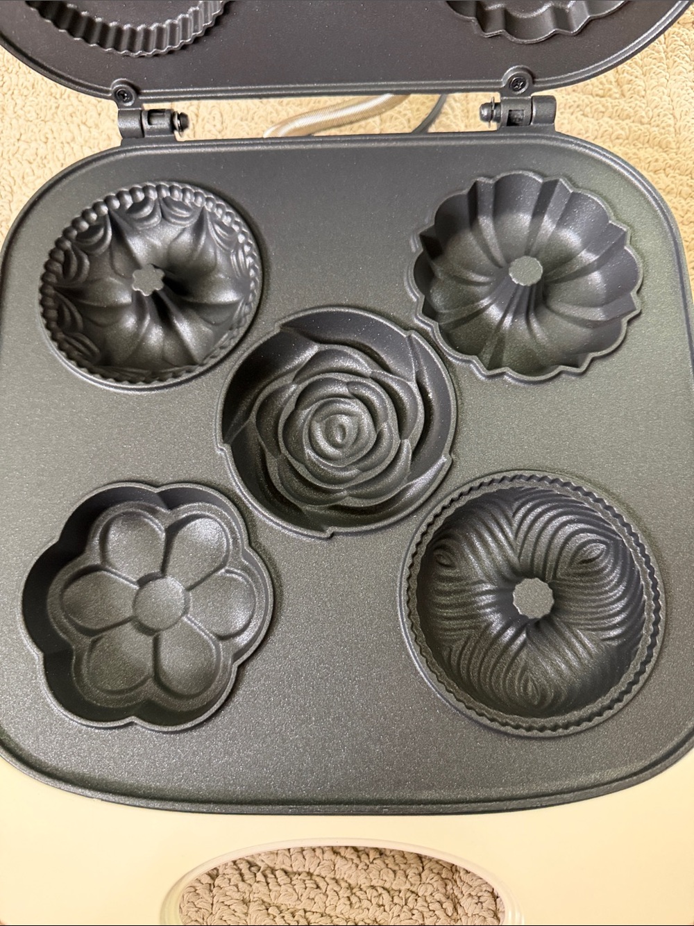 Bella Fluted Bundt Cake Maker
